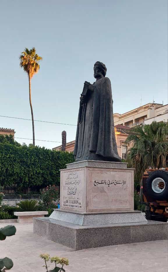 مجسمهی ابن خلدون که در یک منتهی الیه بلوار حبیب بورقیبه در مرکز شهر نصب شده است. در یک سویش از قول ابن خلدون نوشته: «تاریخ ظاهرش اخبار است، باطنش نظر و تحقیق» و در طرف دیگرش نوشته «انسان به طبیعت و سرشت مدنی است.»