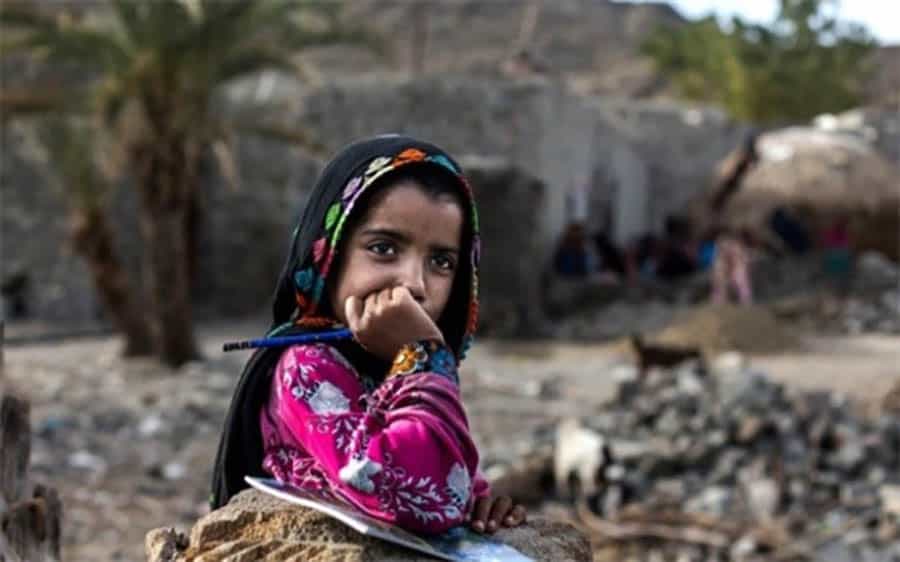 مداد در دست و نگران − دختر بلوچ نمیتواند درس بخواند. فقر و کمبود مدرسه او را از تحصیل بازمیدارند.