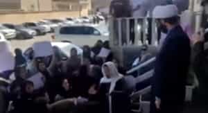 زنانِ مریوانی، مقابل دادگستری مریوان و در حالِ گفت و گو با دادستان: زنان در این دیدار از نگرانیشان در موردِ سهلانگاری قضایی در برخورد با مجرمِ متجاوز گفتند.