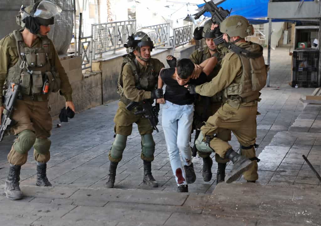 سربازان ارتش اسرائیل یک جوان فلسطینی را در الخلیل دستگیر کردند