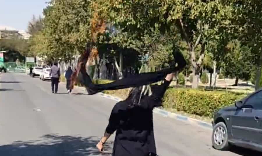 اصفهان، ۹ مهر ۱۴۰۱، زن معترض روسری خود را آتش زده و در هوا میچرخاند.
