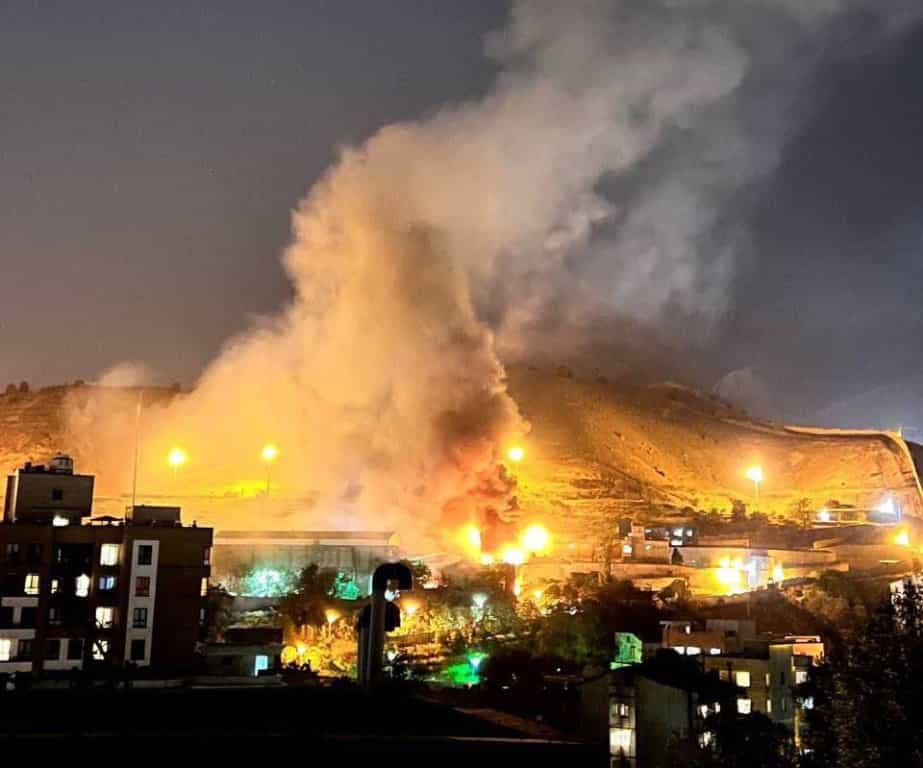 شعلههای آتش دو برخواسته از زندان اوین در ۲۳ مهر ۱۴۰۱