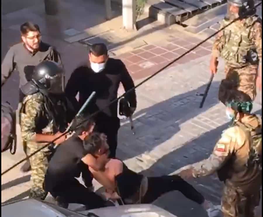دستگیری یک معترض − مهر ۱۴۰۱