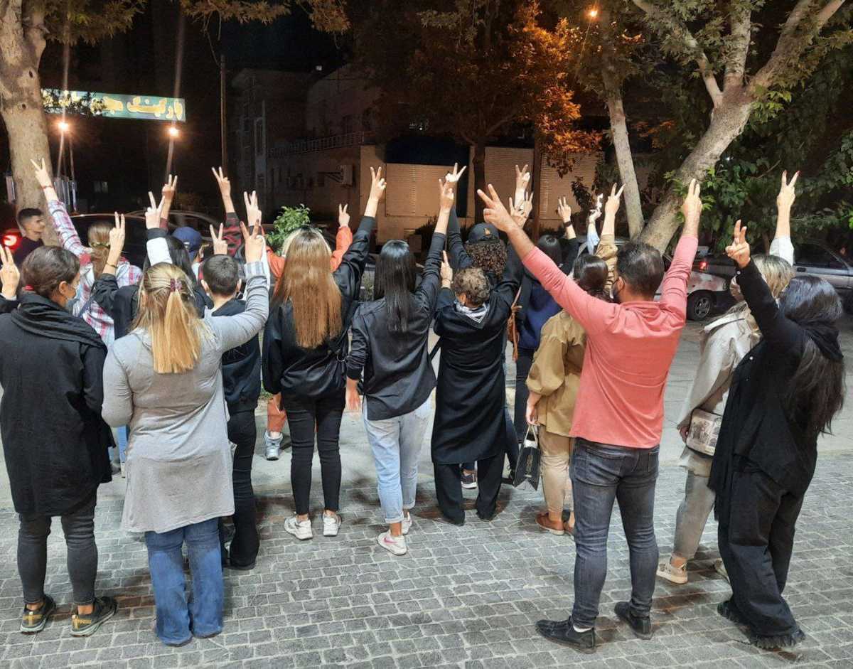 تصویری از پیادهروی زنان بدون حجاب در شیراز، ۳ آبان ۱۴۰۱