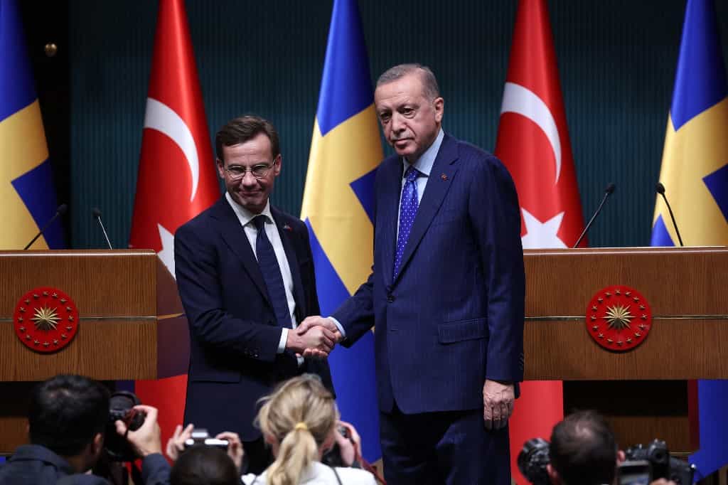 ۸ نوامبر ۲۰۲۲: رجب طیب اردوغان، رئیس جمهوری ترکیه در نشست خبری مشترک با اولف کریسترسون، نخست وزیر سوئد در مجتمع ریاست جمهوری در آنکارا دست میدهد. (عکس: خبرگزاری فرانسه)