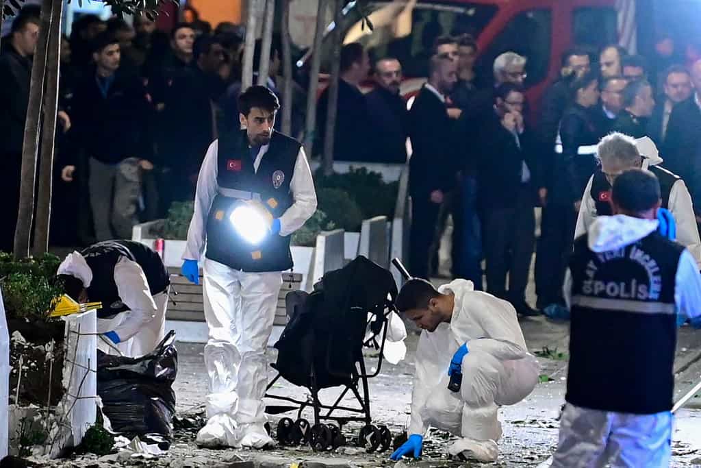۱۳ نوامبر ۲۰۲۲: پلیس در حال بررسی صحنه جرم، پس از انفجار مهیب که خیابان استقلال در قلب استانبول را لرزاند. (عکس: خبرگزاری فرانسه)