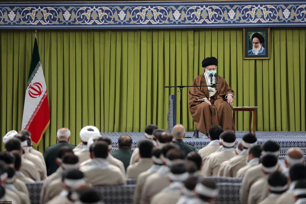 علی خامنهای نشسته بر صندلی در مقابل گروهی از بسیجیها در حسینیه رهبر جمهوری اسلامی