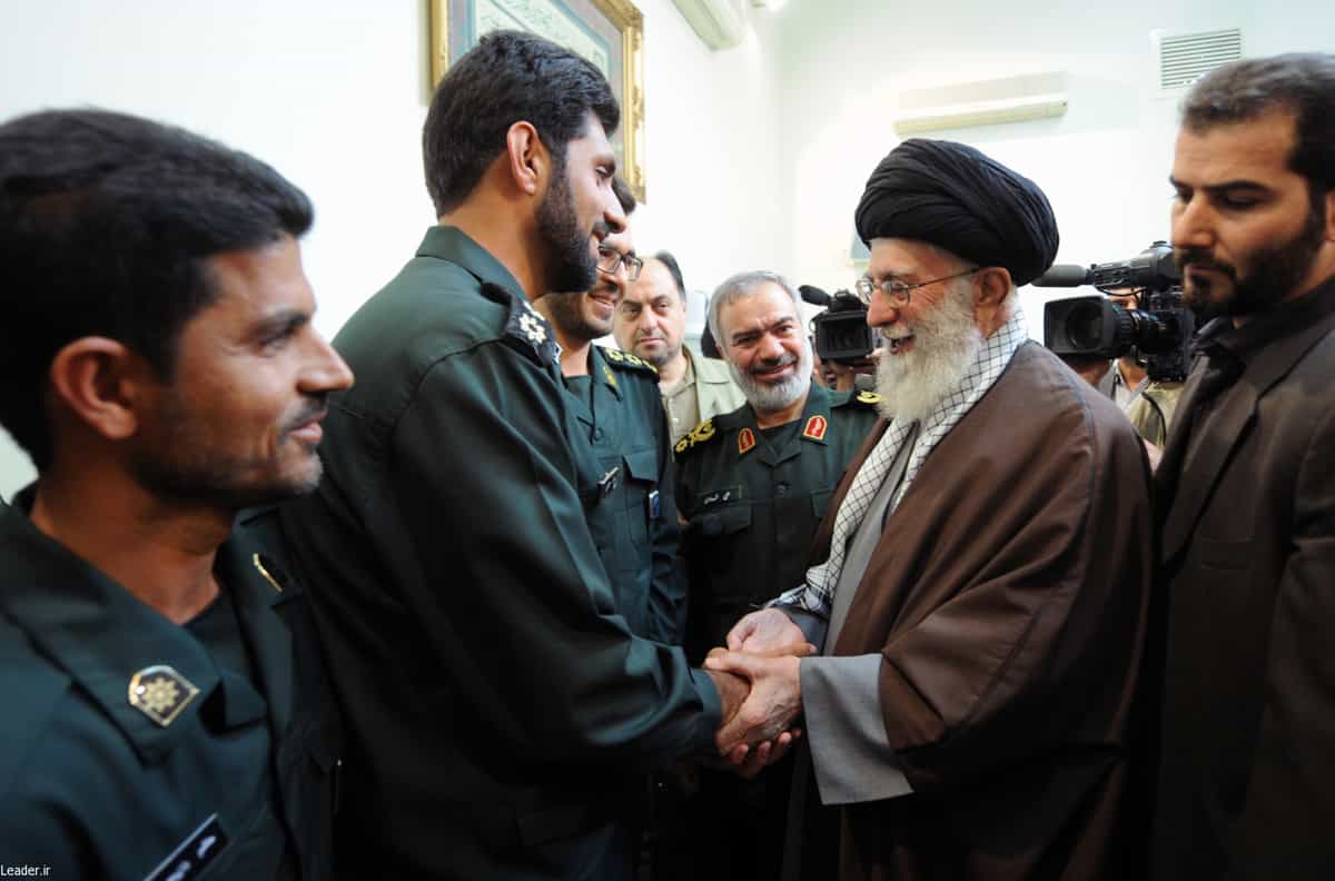 خامنهای در دیدار با پاسدارانی که سربازان آمریکایی را در خلیج فارس بازداشت کردند- داوود جعفری نفر وسط در حال دست دادن با خامنهای است