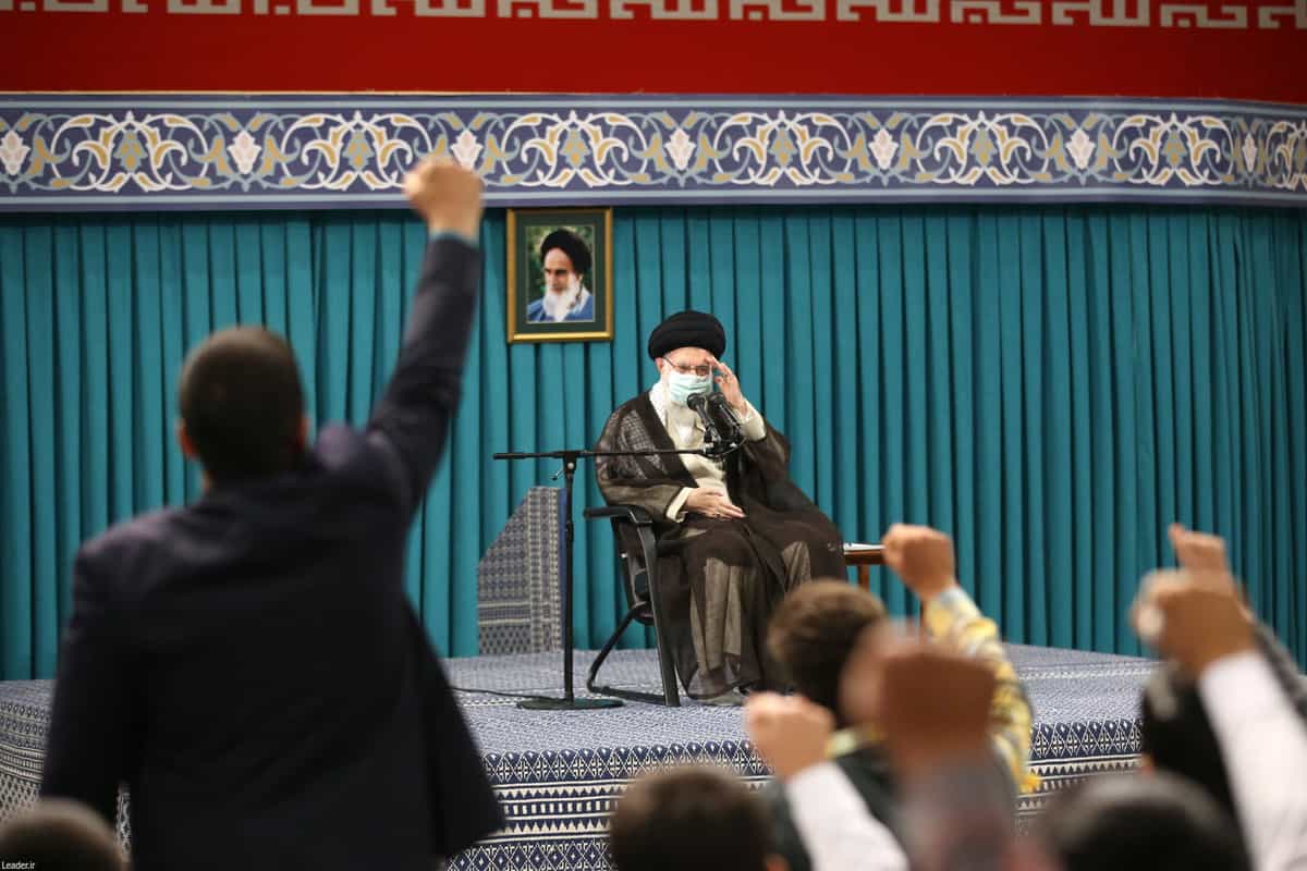 تصویری از دیدار علی خامنهای با گروهی از دانش آموزان