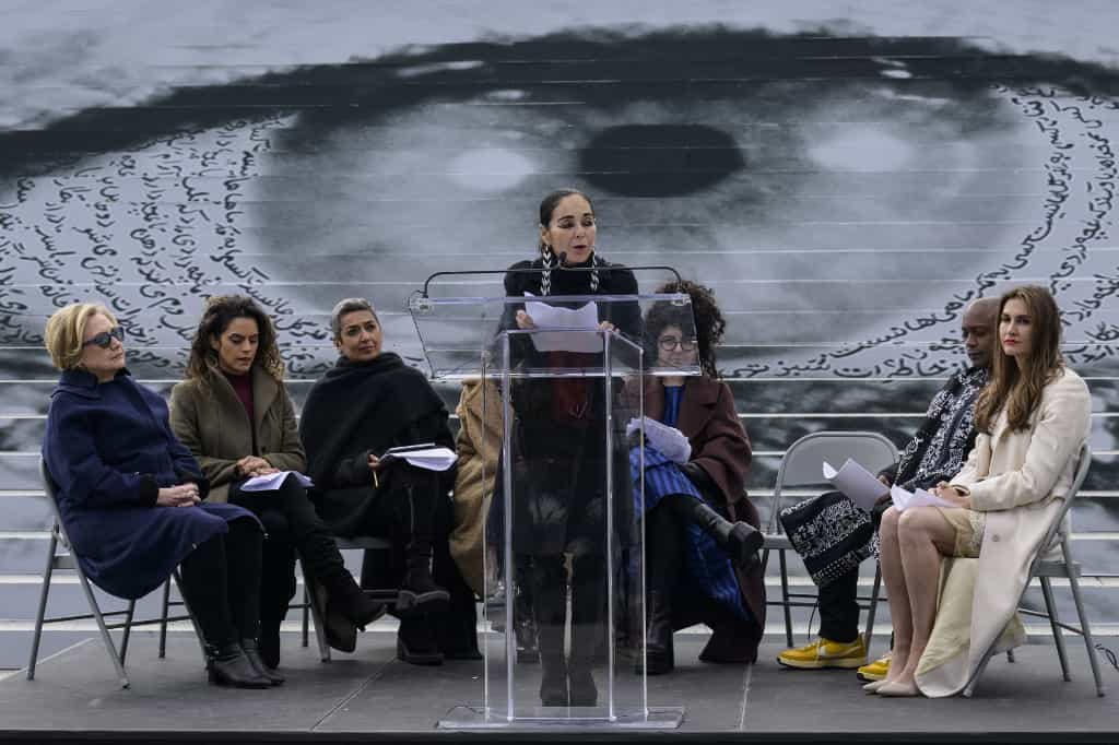 ۲۸ نوامبر ۲۰۲۲: شیرین نشاط، هنرمند سرشناس ایرانی هنگام سخنرانی در نشست خبری «چشمها به ایران» در نیویورک. این کارزار خواستار حذف جمهوری اسلامی ایران از کمیسیون مقام زنان شده بود. (عکس: خبرگزاری فرانسه)