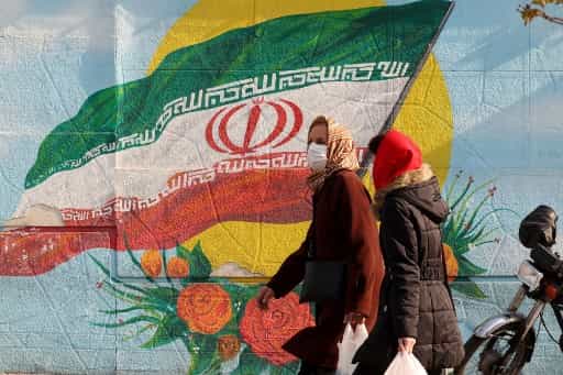 ۲۸ دسامبر ۲۰۲۰: دیوارنگارهای در تهران و رهگذرانی. عکس: خبرگزاری فرانسه