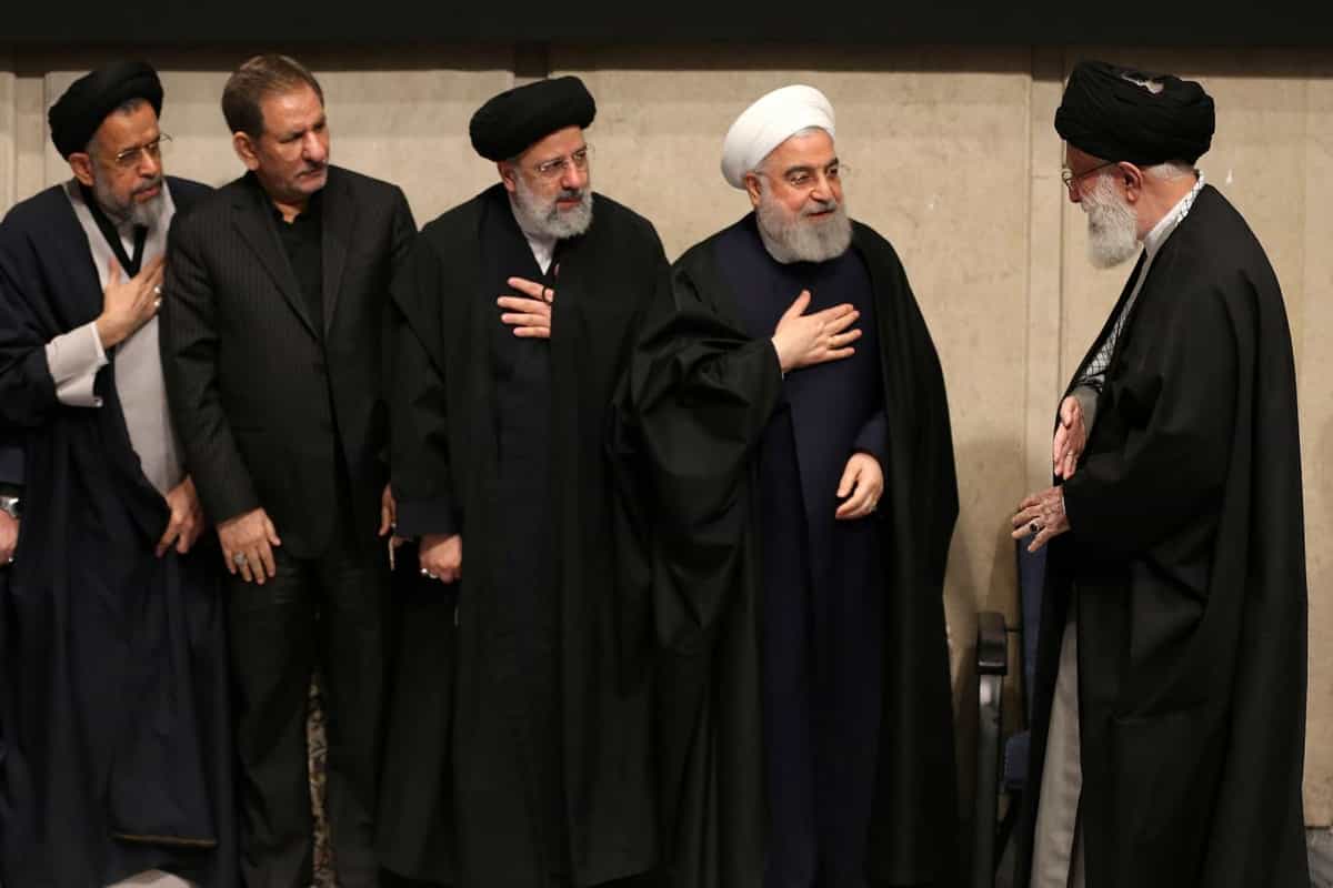 علی خامنهای در سمت راست تصویر وارد میشود و حسن روحانی& ابراهیم رُیسی و اسحاق جهانگیری دست به سینه ایستادهاند