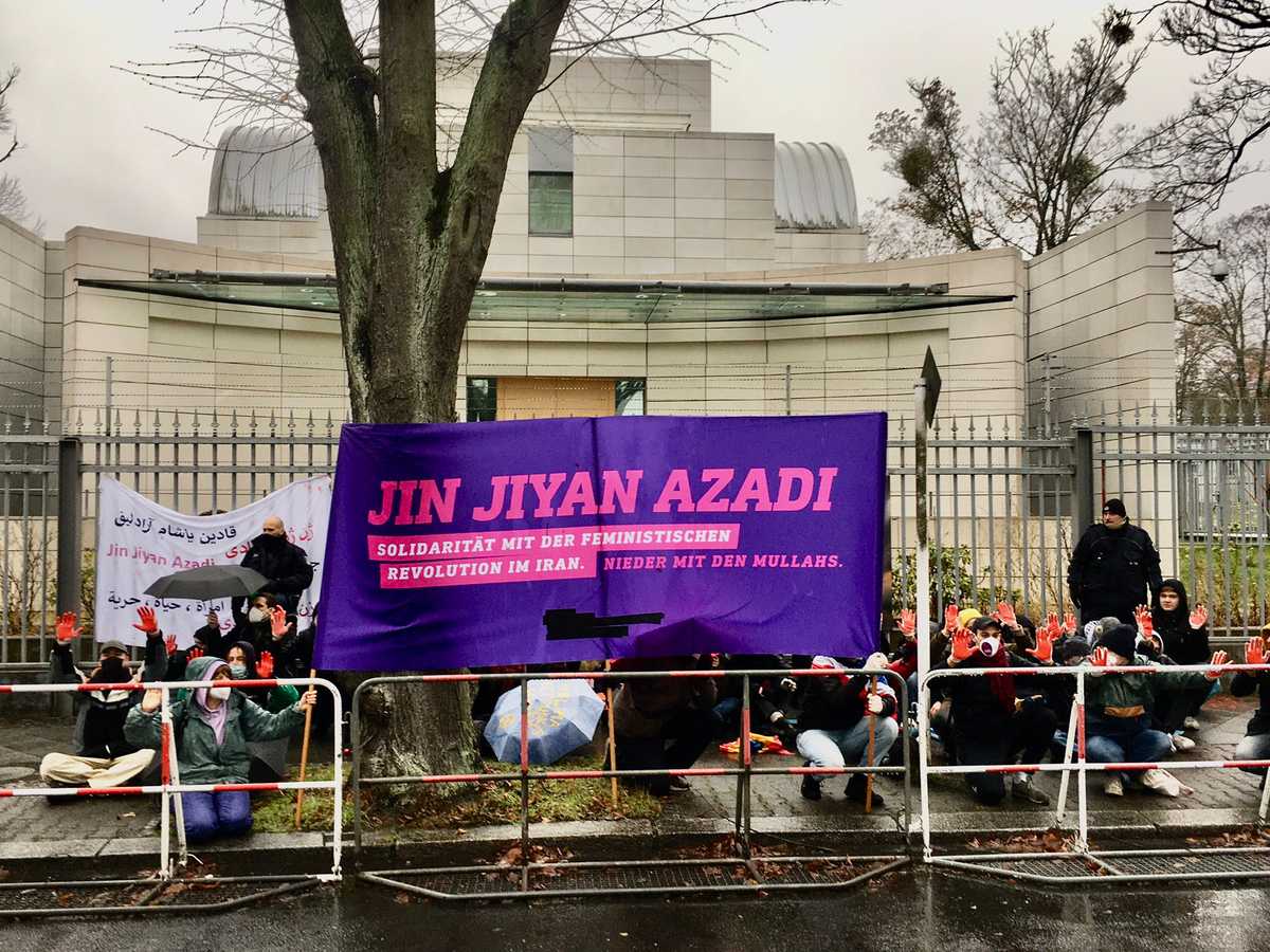 یک گروه از فعالان چپ در برلین در همبستگی با انقلاب فمنیستی در ایران در ورودی سفارت جمهوری اسلامی را مسدود کردند. ۱۷ آذر ۱۴۰۱