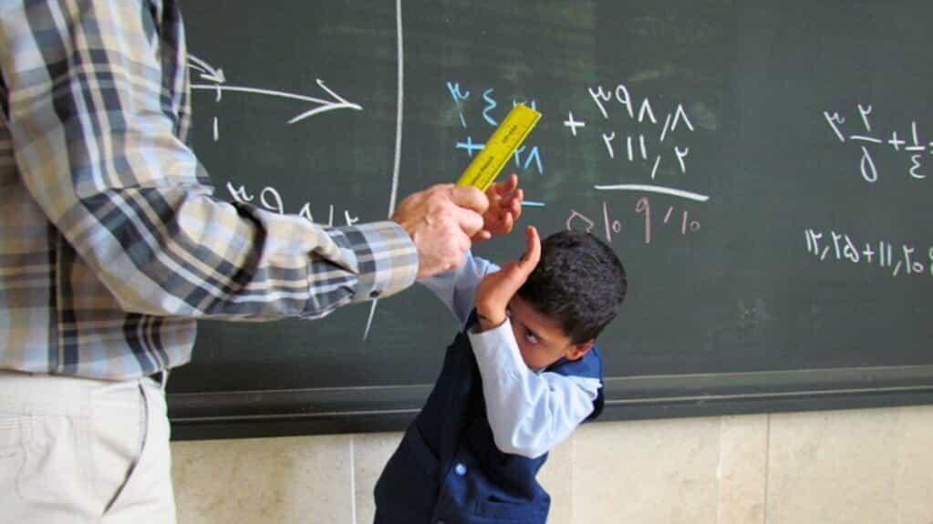 هنوز در ایران کتک زدن دانشآموزان منسوخ نشده است. هر از گاهی خبر آن رسانهای میشود − عکس از "ایرنا"