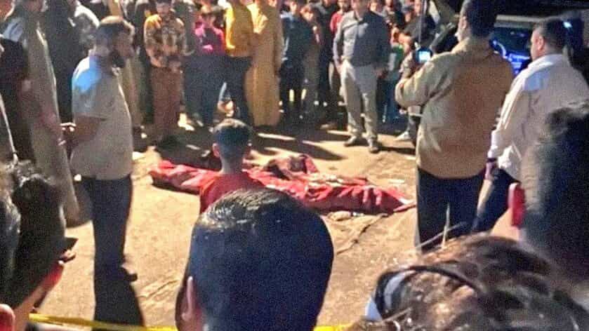 اهواز، ۱۱ آذر ۱۴۰۱: جسد معصومه ۱۷ ساله که پدرش پس از کشتن او، آن را مقابل خانه رئیس طایفه گذاشته است.