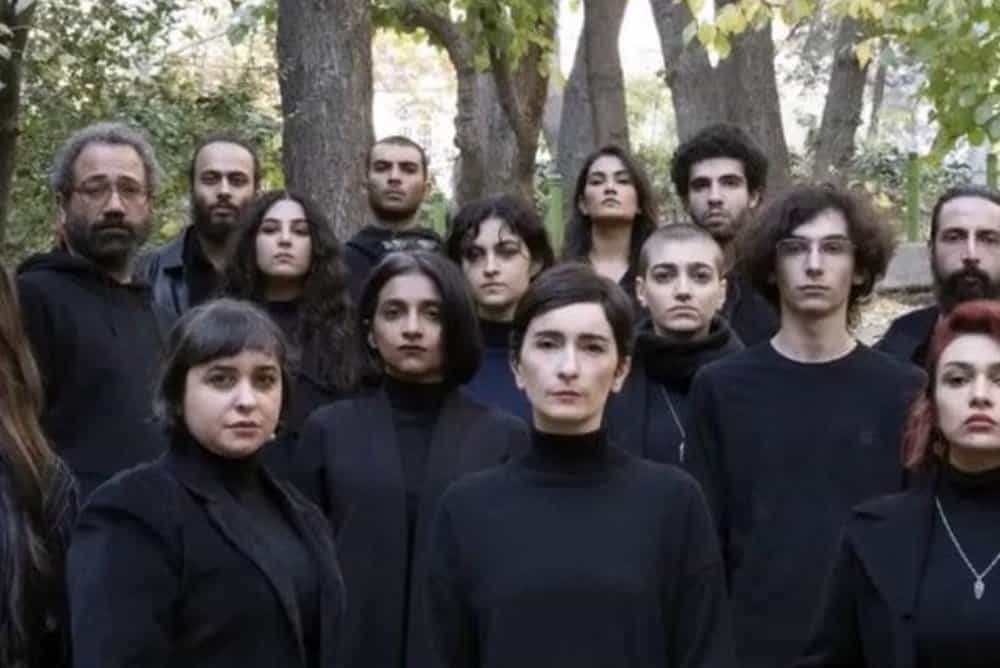 سهیلا گلستانی، بازیگر فیلم‌های سینمایی و تلویزیونی برای حمایت از مردم ایران همراه با حمید پورآذری و جمعی از بازیگران تئاتر بدون حجاب جلوی دوربین رفت. او و پورآذری را بازداشت کردند.