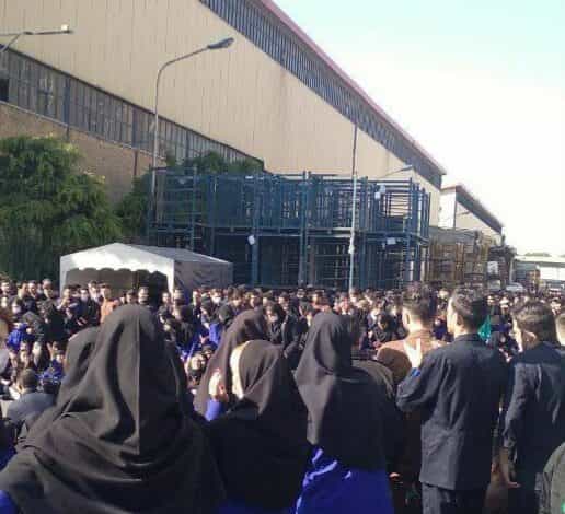زنان اعتصابکننده در قطعهسازی کروز در حال دست زدن