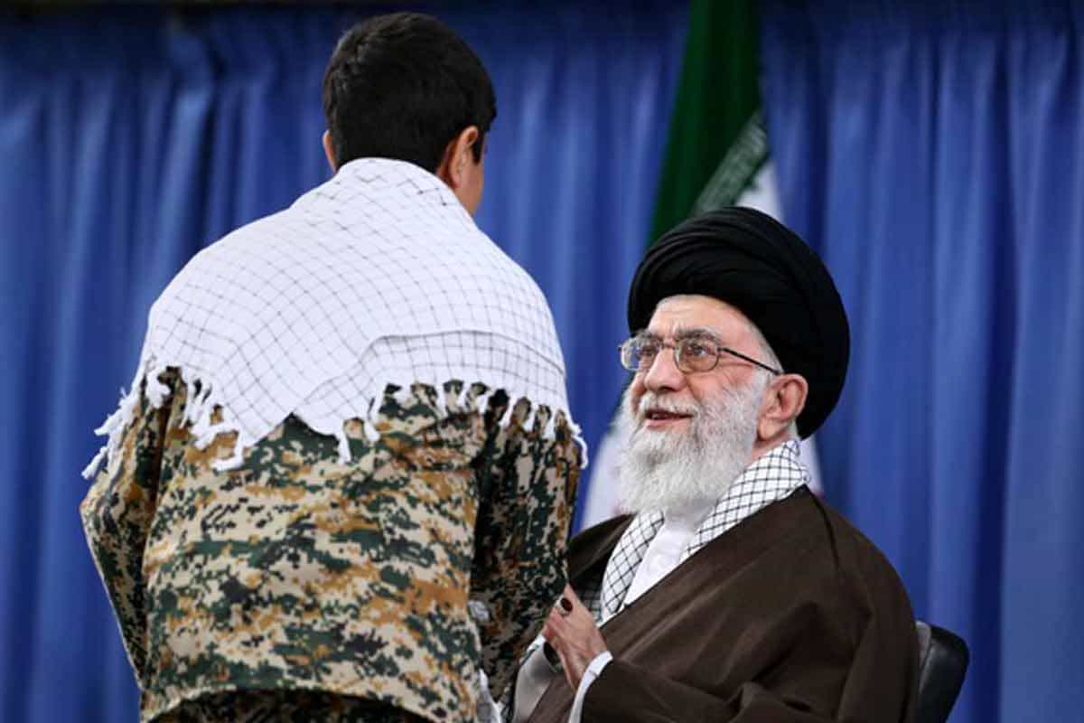 خامنهای در حال صحبت با یک تنوجوان بسیجی در حسینیهاش در تهران