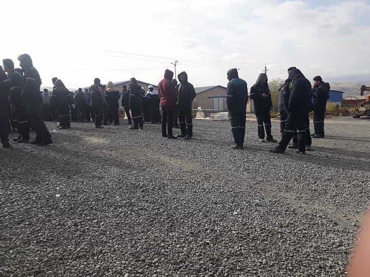 اعتصاب جمعی از کارکنان پتروشیمی سنندج، دوشنبه ۱۴ آذرماه ۱۴۰۱ ــ عکس: شبکههای اجتماعی