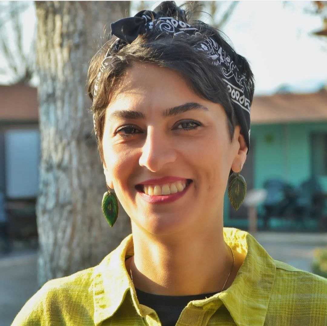 تصویری از صورت خندان شیوا نظرآهاری. او یک دستمال به موهایش بسته و پیراهن زرد خردلی به تن دارد