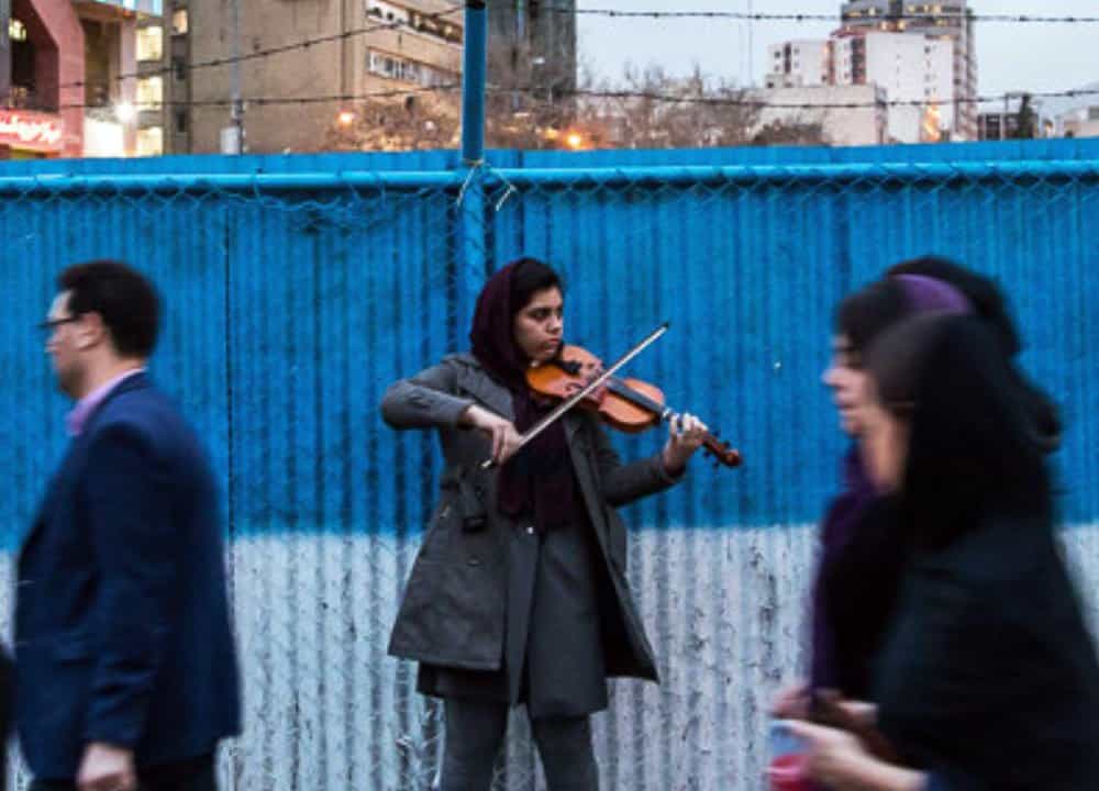 نوازندگی در خیابان یکی از راههای کسب درآمد برای هنرمندان موسیقی در ایران (عکس: روزیاتو)