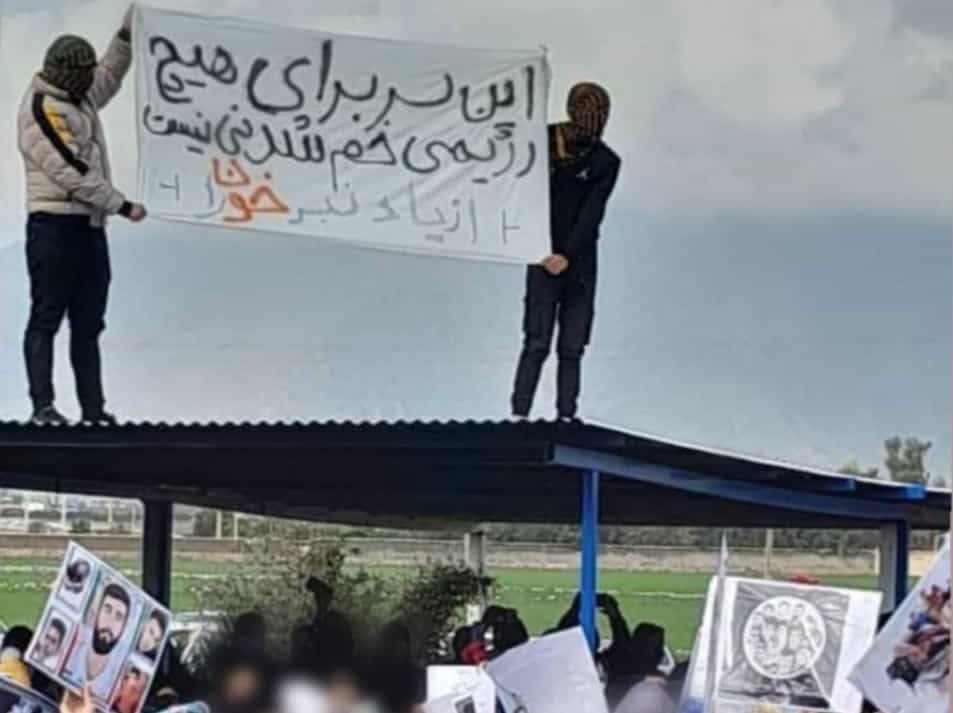ایذه ۱۵ دی ۱۴۰۱، چهلم حامد سلحشور بر پارچهای نوشتهاند: این سر برای هیچ رژیمی خم شدنی نیست.