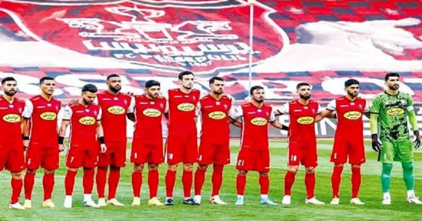 بازیکنان پرسپولیس تهران در اعتراض به بازداشت حسین ماهینی و سرکوب در بازی با تراکتور با مچ‌بند سیاه وارد زمین شدند.