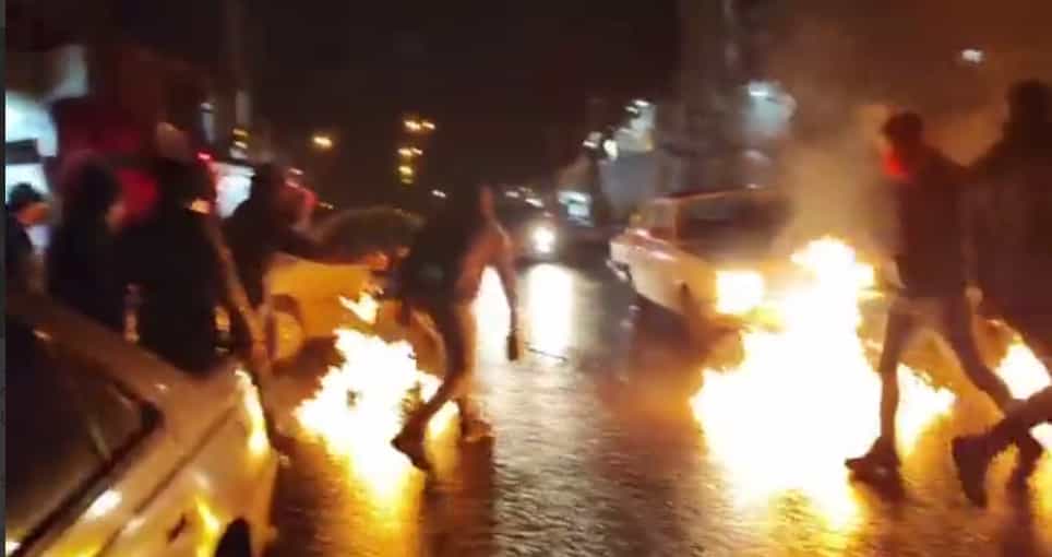سنندج شامگاه دهم بهمن ۱۴۰۱، گروهی از معترضان خیابان را با آتش مسدود کردند.