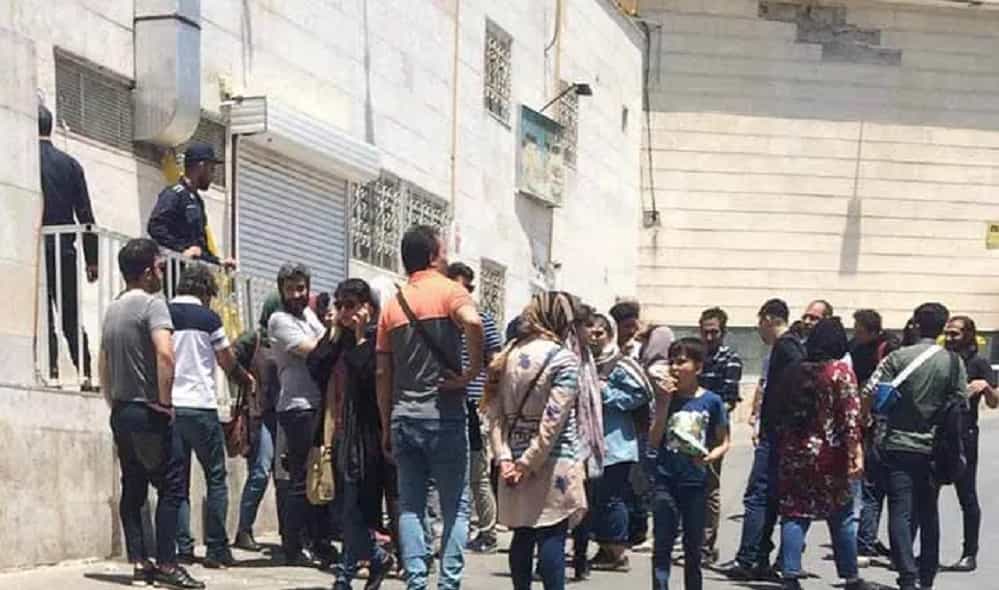 خانواده‌ها در برابر زندان اوین، بهمن ۱۴۰۱
