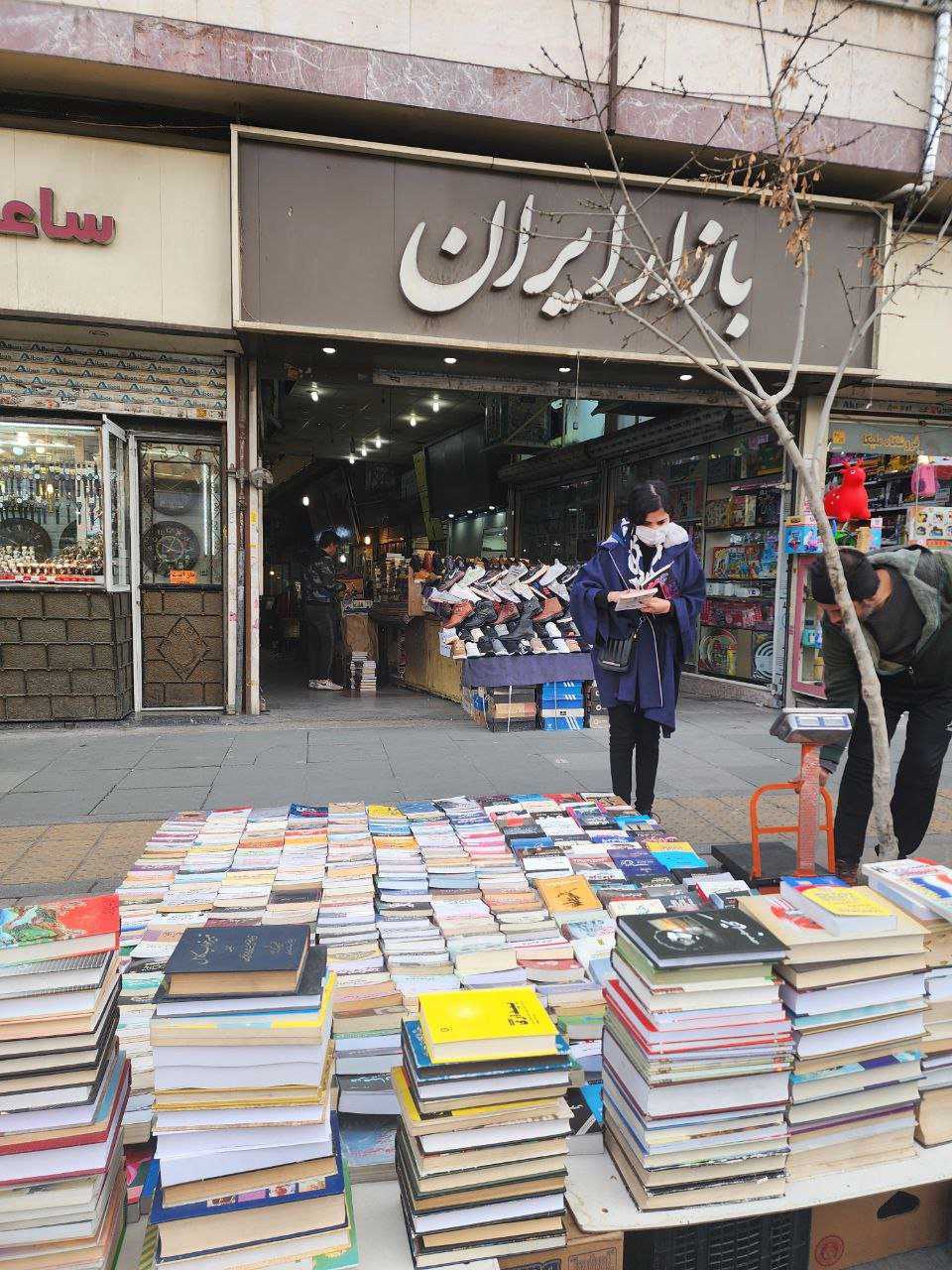 پاساژهای نایابفروشها و دستفروشهای کتاب: بازار کتاب سانسور نشده در جوار کتابهای رسمی و سانسور شده در راسته خیابانی که بارها تغییر نام داده. (عکس: زمانه)