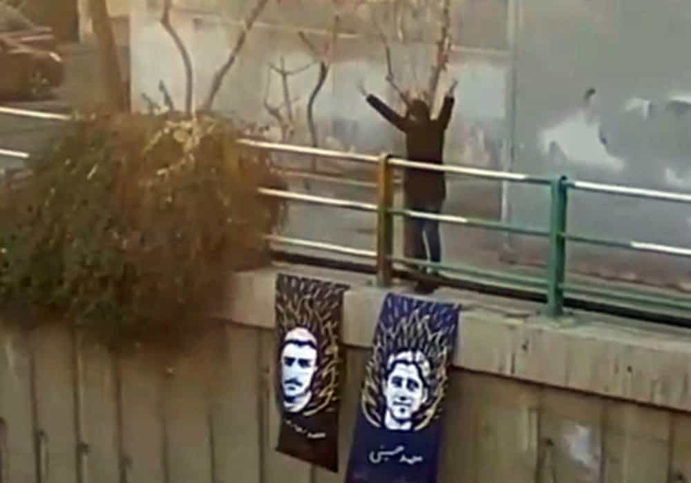 نصب تصاویر دو اعدامی در یکی از بزرگراه‌های تهران. از بعد از ظهر پنجشنبه ۲۷ بهمن معلوم بود که اعتراضات مجددا شعله‌ور می شود. (عکس: شبکه‌های اجتماعی)