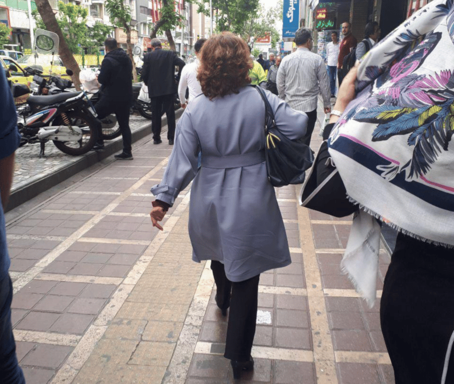 تصویر زنی بدون روسری در یکی از خیابانهای تهران - عکاس نامشخص
