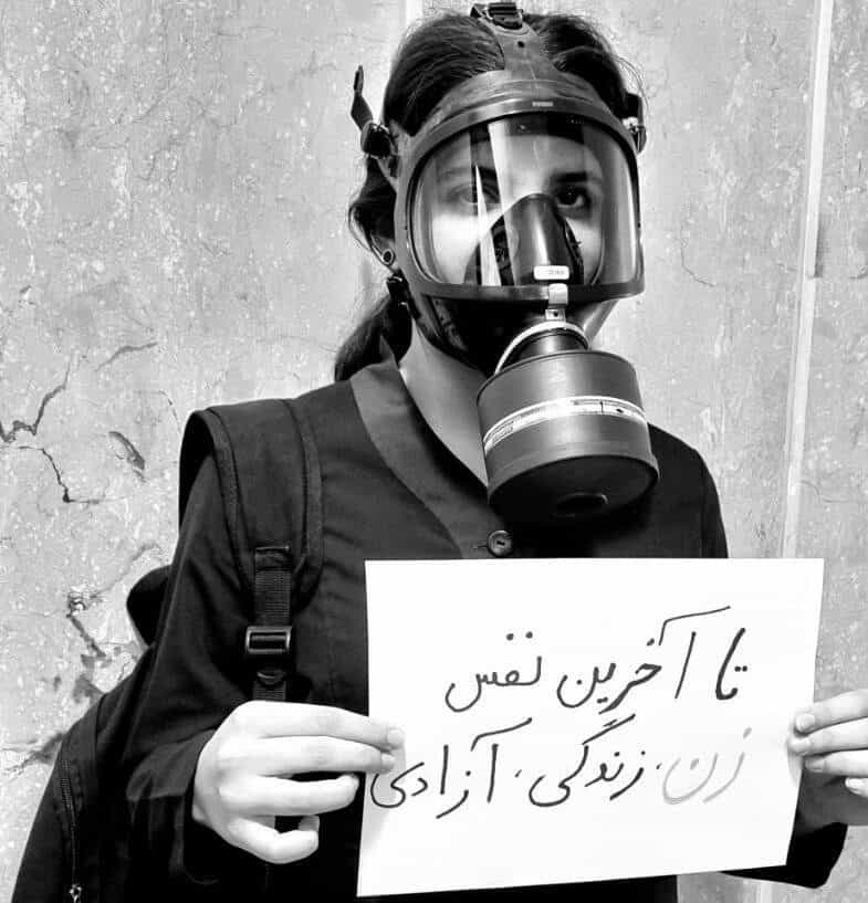 «تا آخرین نفس، زن زندگی آزادی» در دستان یک دختر دانشآموز