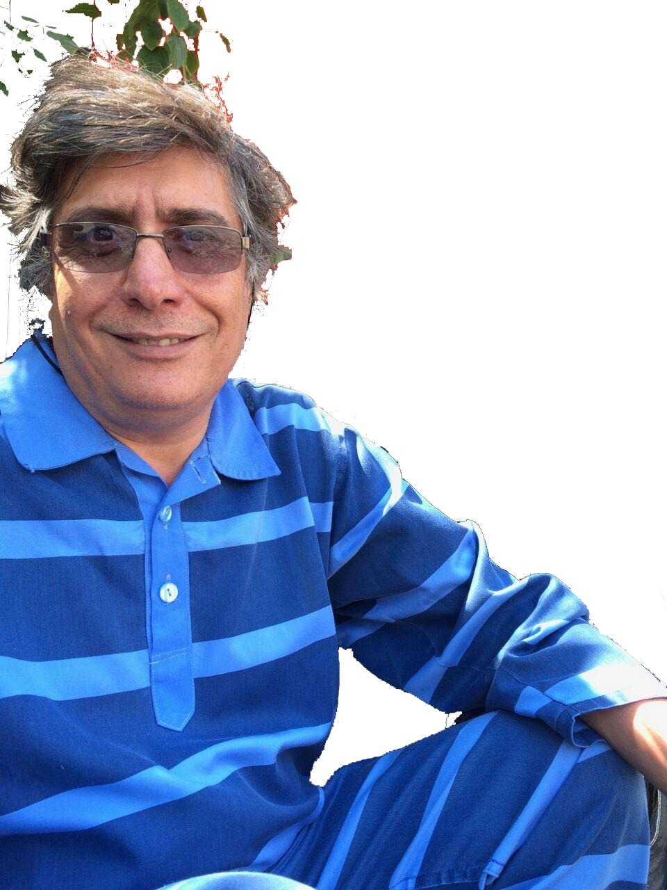 مصطفی عزیزی، فیلمساز و برنامهساز تلویزیونی که پس از «جنبش سبز» به کانادا مهاجرت کرد، در بازگشت به ایران پس از پنج سال از سوی ماموران اطلاعات سپاه پاسداران دستگیر شد و مدتی را در انفرادی گذراند.
