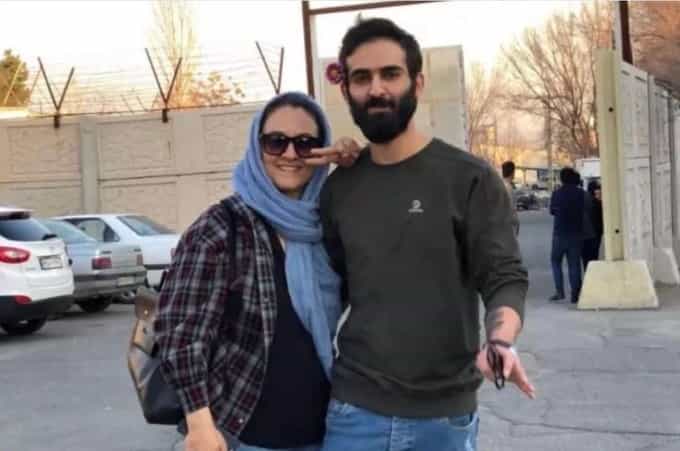 سعید اقبالی و مادرش پس از آزادی از زندان