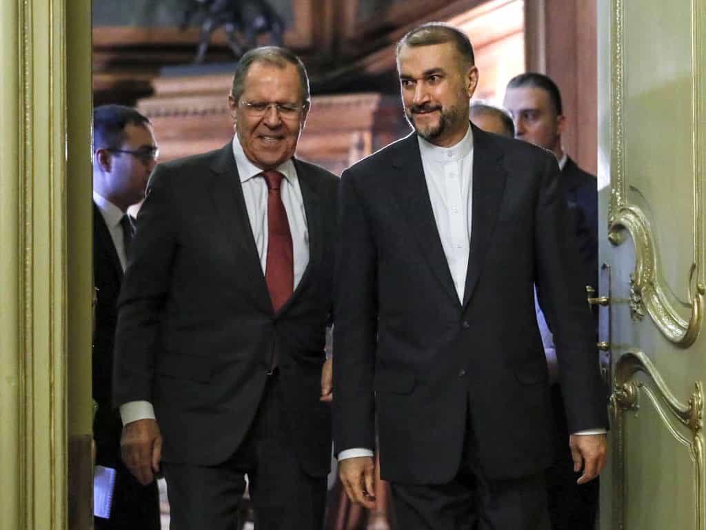حسین امیرعبدالهیان، وزیر امور خارجه ایران در سمت راست و سرگئی لاوروف، وزیر امور خارجه روسیه خندهکنان وارد سالن نشست خبری ساختمان وزارت خارجه روسیه در مسکو میشوند.