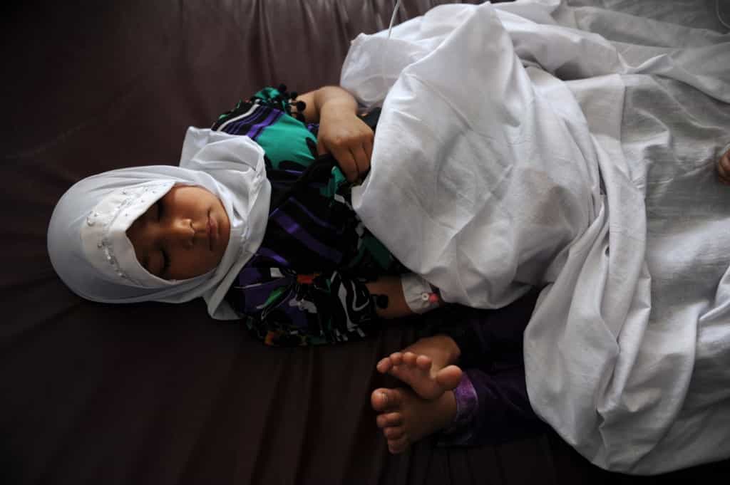 دو دختر مدرسه‌ای افغانستانی در بیمارستانی در مزارشریف پس از مسموم شدن با گاز شیمیایی، ۱۴ مه ۲۰۱۳ ــ عکس: AFP