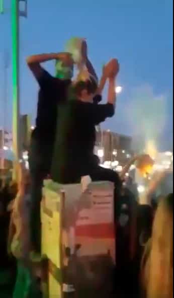 رقص یک زن بعد از آتش زدن روسری