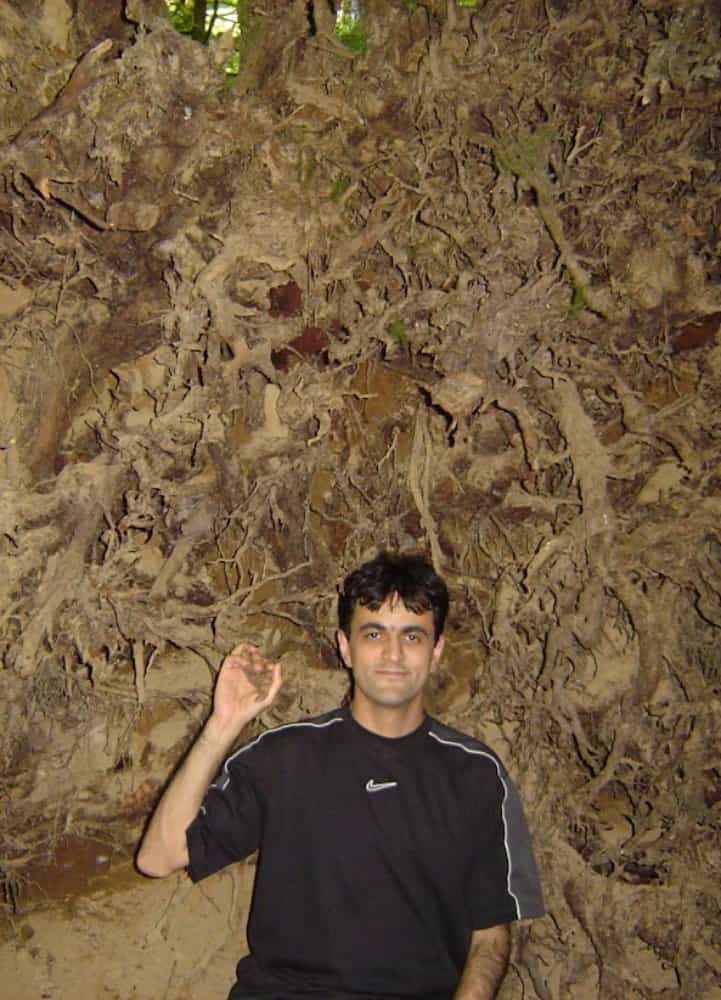 سعید ملکپور، زندانی محکوم به اعدام که حکم او به حبس ابد تغییر پیدا کرد و موفق شد از ایران فرار کند. یکی از شخصیتهای مجموعه مستند انفرادی