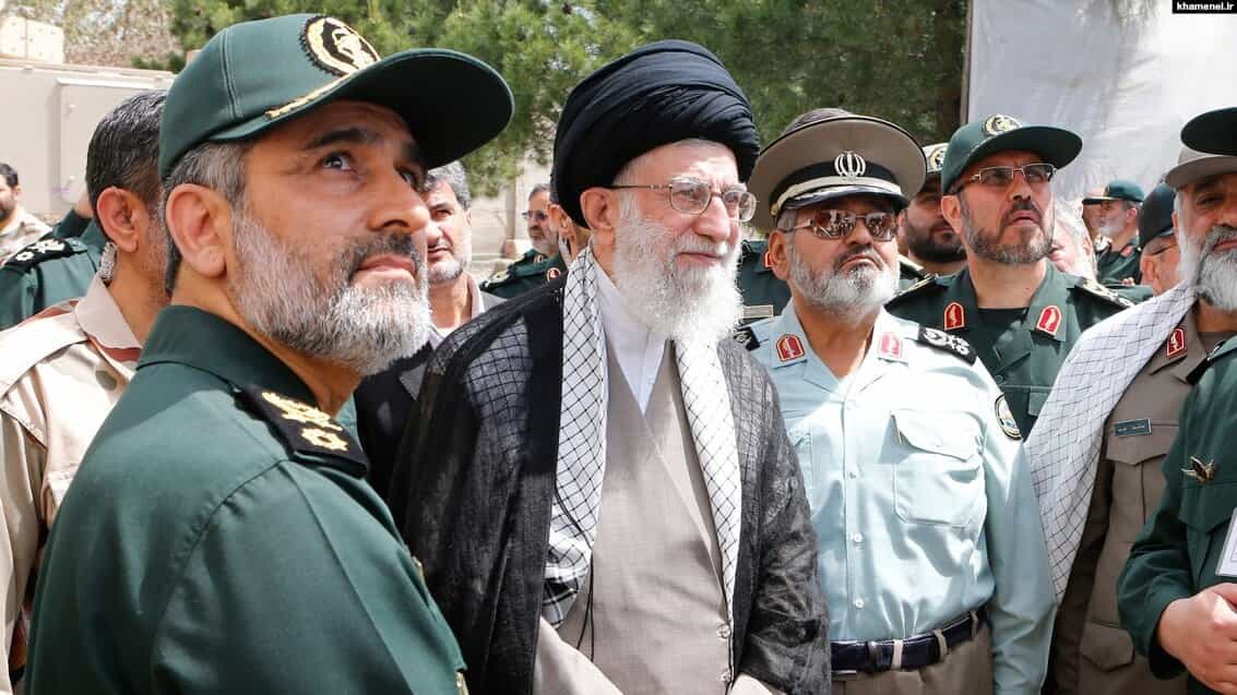 علی خامنهای و امیرعلی حاجی زاده در جمع گروهی از نظامیها