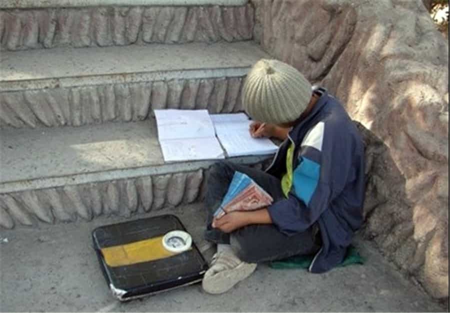 کودک کار - فقر کودکان قربانی را در گوشه و کنار خیابانها به تماشا گذاشته است.