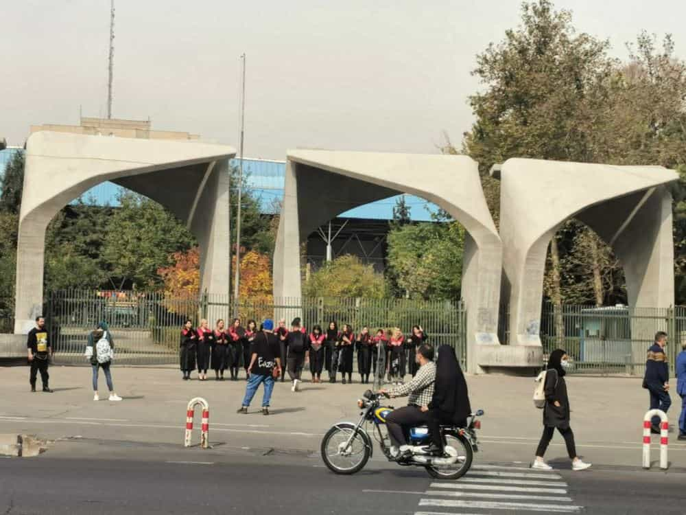 کشف حجاب دست جمعی مقابل دانشگاه تهران