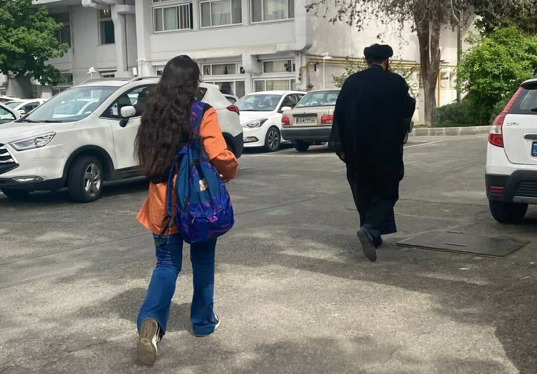 دختر بدون حجاب اجباری و یک آخوند در تصویر