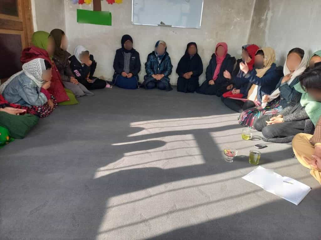 گروهی از دانشآموزان در مدرسهی مخفی حسین برای دختران ــ عکس: زمانه