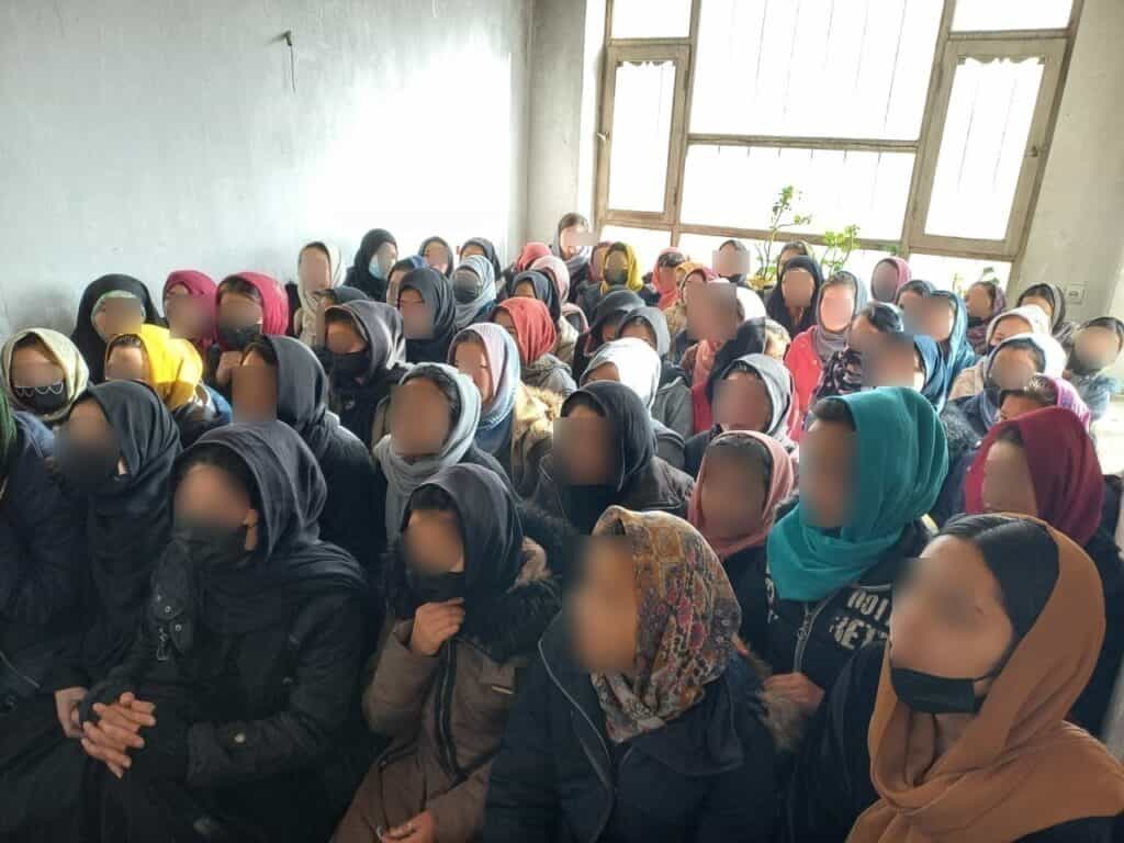 کلاسی مملو از دانشآموزان، نگاهی به داخل مدرسهی دخترانهی مخفی ــ عکس: زمانه