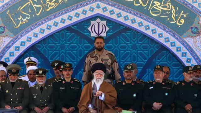 خامنه ای و فرماندهان تحت امرش ــ عکس: وبسایت رسمی علی خامنهای
