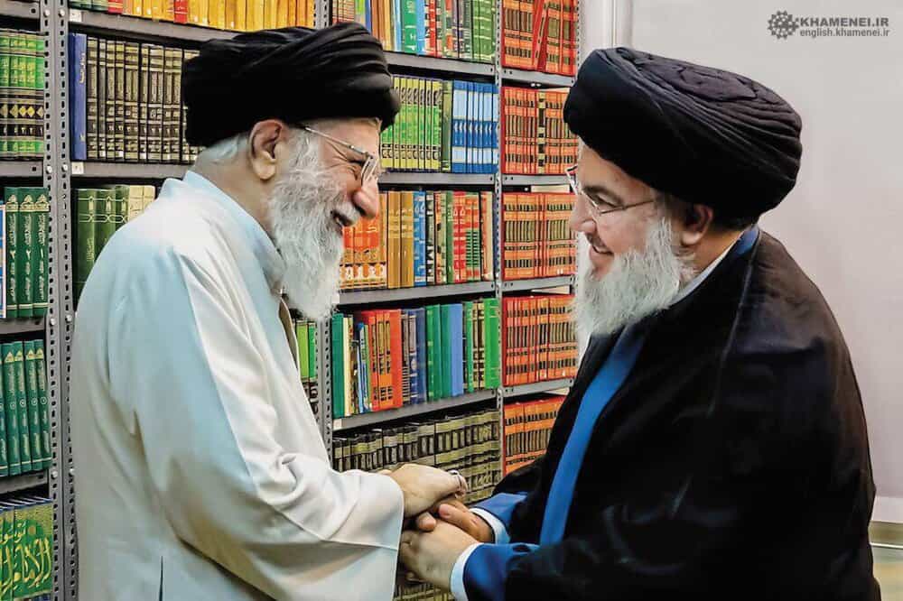 خامنهای و سیدحسن نصرالله در حال دست دادن به یکدیگر