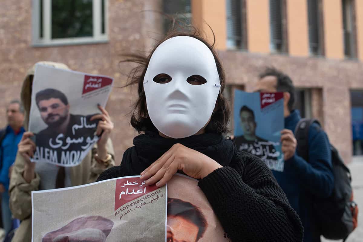 اعتراض به اعدام‌ها در برابر وزارت خارجه آلمان در برلین، دوشنبه ۱۵ مه ــ عکس: بابک بردبار