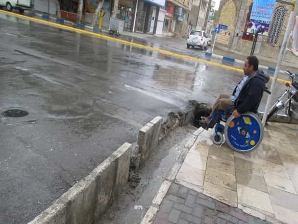 ایران؛ دشواریهای آمد و شد برای افراد دارای معلولیت در خیابانها