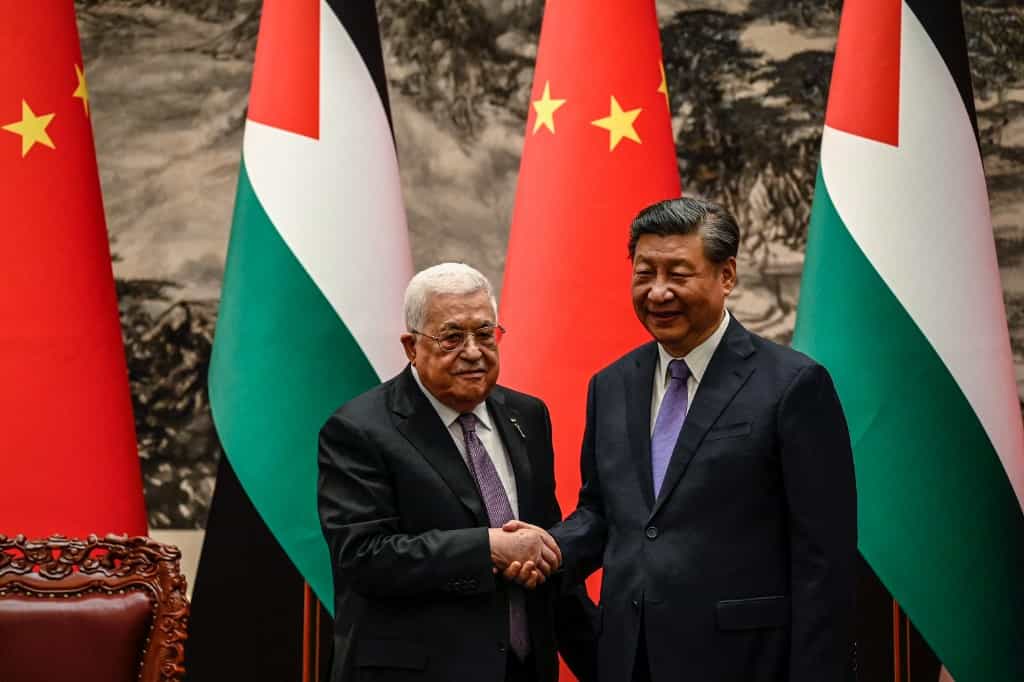دیدار محمود عباس، رییس تشکیلات خودگردان فلسطین و شی جینپینگ، رییس جمهور چین با پسزمینه پرچمهای چین و فلسطین